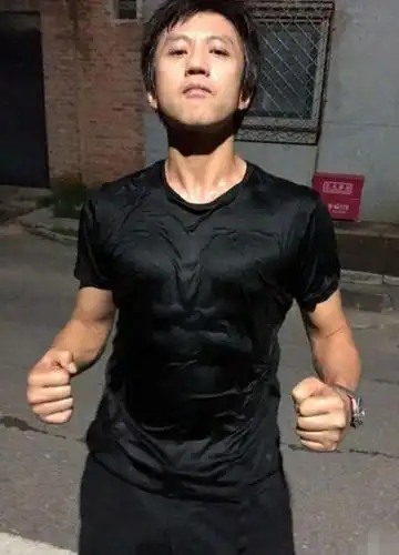 张杰晒八块腹肌清晰可见除了他之外还有些人被称为健身狂魔