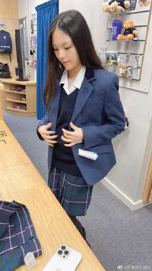 王诗龄英国校服照#李湘晒女儿就读英国贵族学校,王诗龄穿校服又视又