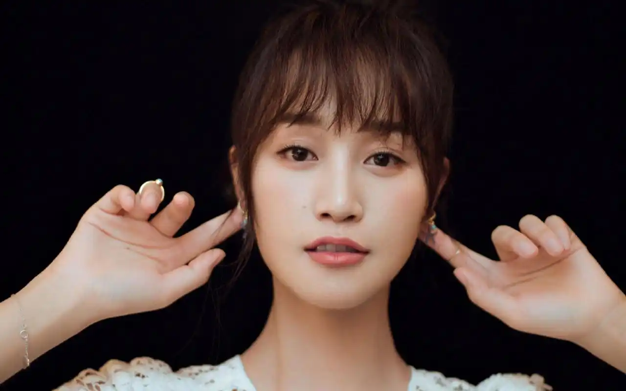 蓝盈莹甜美写真图片桌面壁纸