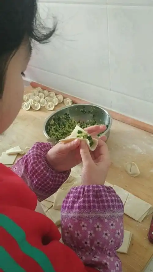 小朋友包饺子