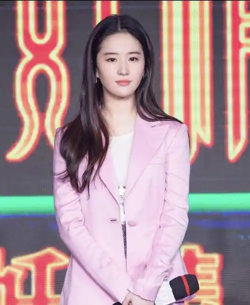 神仙姐姐刘亦菲穿粉色西服套装,妥妥的粉红女郎_西装_时尚_职场