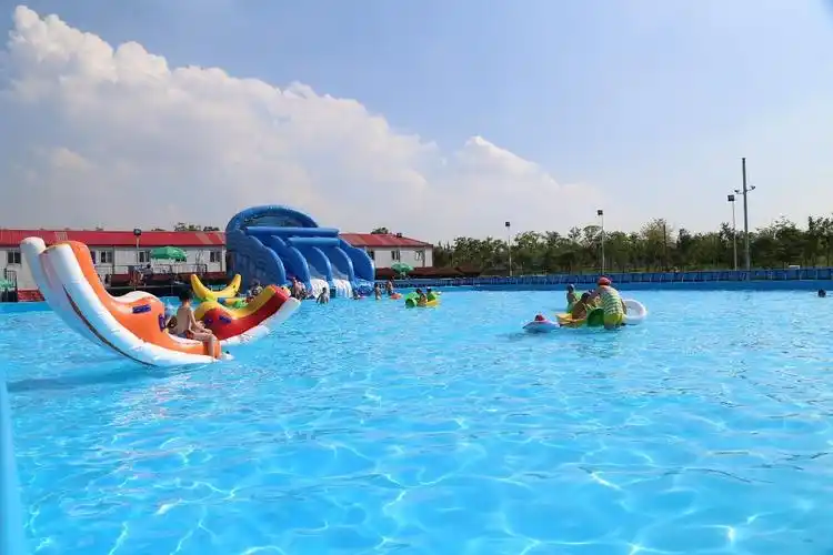 水上乐园在清凉中尽情玩耍!一汪池水一件泳衣你需要这时候