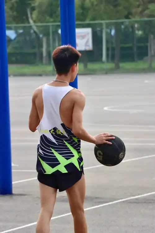 黑皮体育生  链子的力量,还得是摄影师技术到位.#体育生 - 抖音