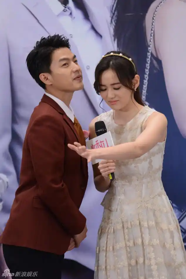 组图:江铠同长裙显女人味 韩栋顶黄发秀基情_高清图集_新浪网