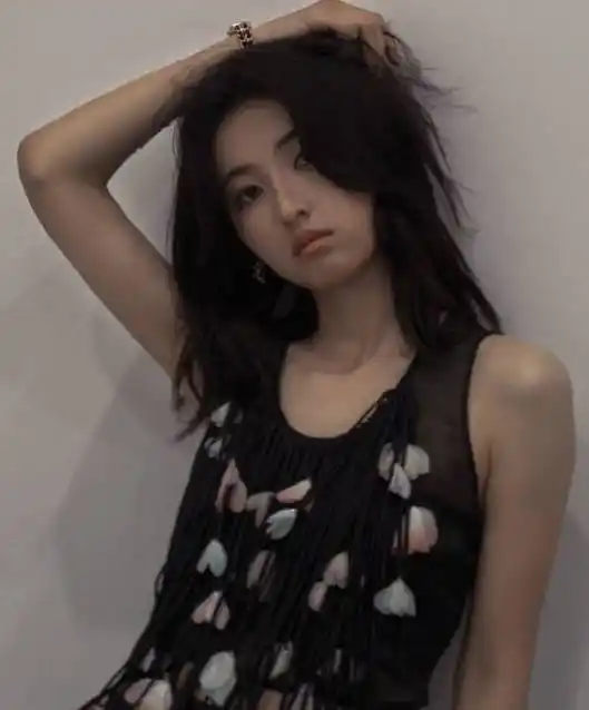 要知道,张子枫给大家一直时乖乖女的形象,就连"老父亲"黄磊对其都是