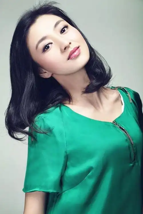 沈眉庄斓曦走红毯穿深v礼服秀美肩复古气质不一般