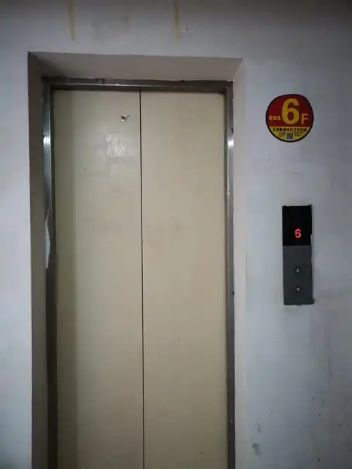 电梯门保持整洁