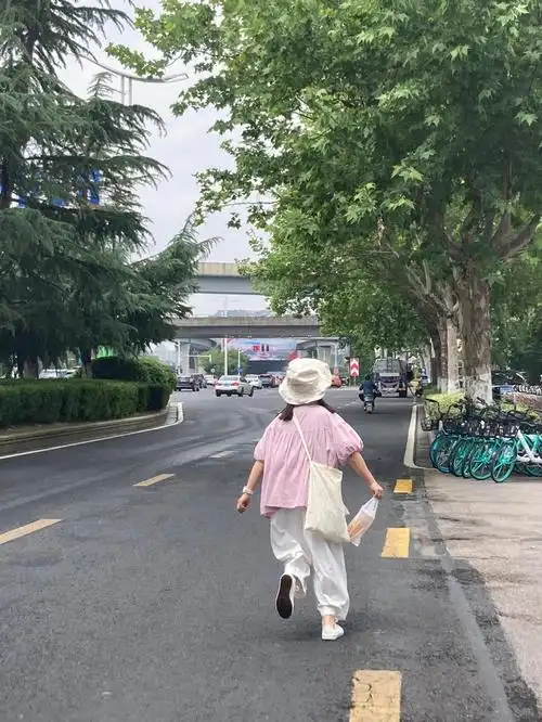 如果有一个十分可爱的女朋友,大概就会是这种视角,总是看到可爱的背影