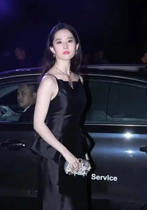 原创 刘亦菲穿挂脖礼服裙,肤白貌美似天仙,就是溜肩有点"毁"