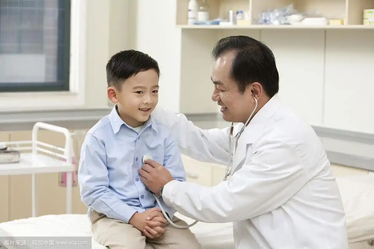 医生给小男孩做检查