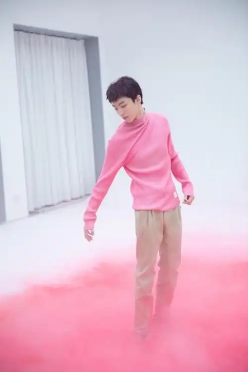 王俊凯剪了寸头帅爆了一身同色系穿搭化身行走的荷尔蒙