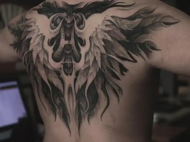 半背的翅膀也可以有新颖的表达隐晦带入双鱼座标志元素#我的纹身分享