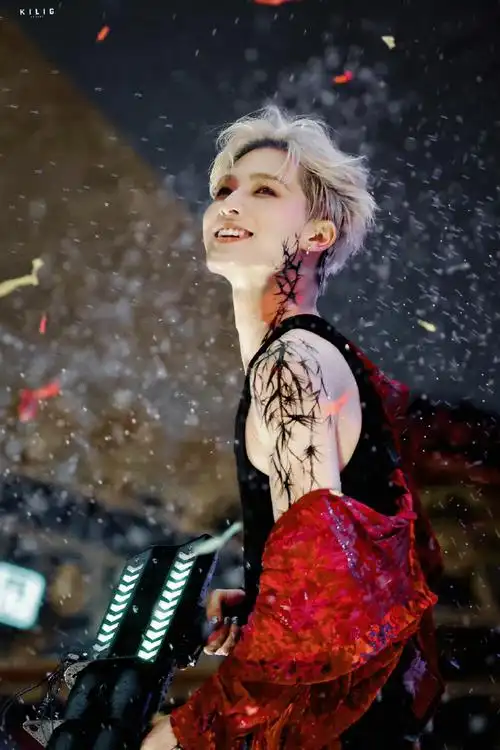 朱正廷罗蒙环球乐园#朱正廷新舞台这个纹身好帅好野