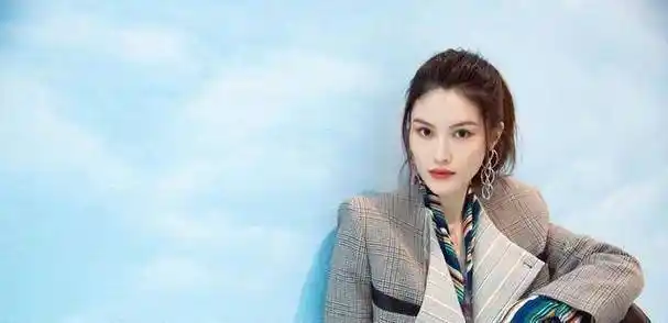 原创曾闪婚闪离伪富二代捧高踩低被群嘲何穗为啥还能搭上陈伟霆