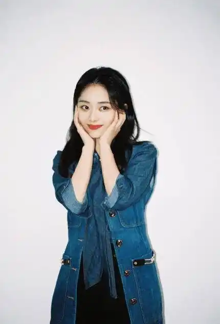 原创谭松韵直角肩也太绝了花瓣礼服露出肩美到粉丝认不出