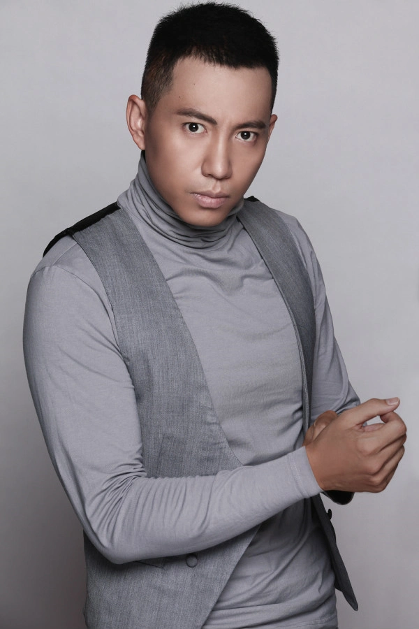 他的名字叫做谷智鑫 一个经常演抗战片的演员