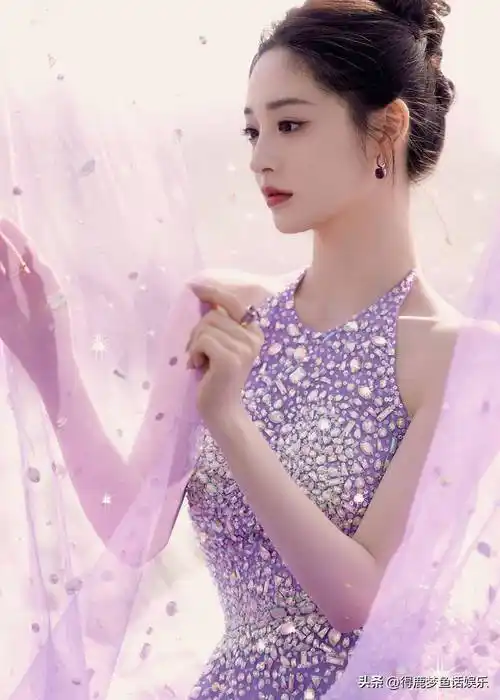周洁琼紫色水晶露背裙,这造型还是很惊艳得!_大海_星辰_圈子
