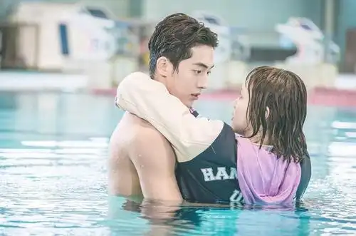 超心动!《举重妖精》南柱赫李圣经水中拥抱
