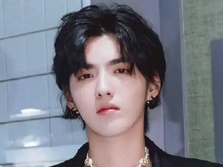 吴亦凡点点崽 吴亦凡超话 你喜欢吴亦凡寸头还是中分?