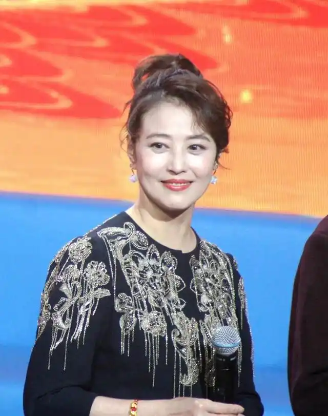 53岁周海媚近照曝光,气质端庄皮肤仍好,随身饰品却显简朴