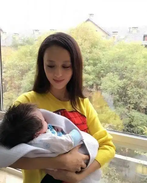 图佟丽娅壁纸大图高清欣赏佟丽娅晒抱小婴儿照片