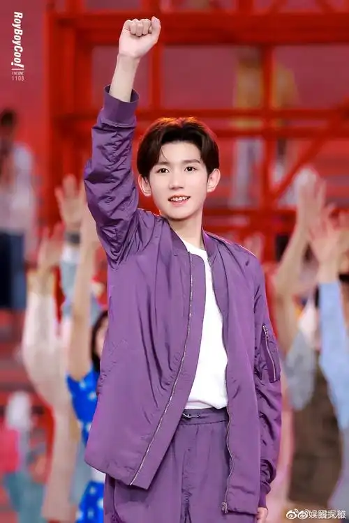 王源紫色套装造型青春有活力小源的笑容太治愈了