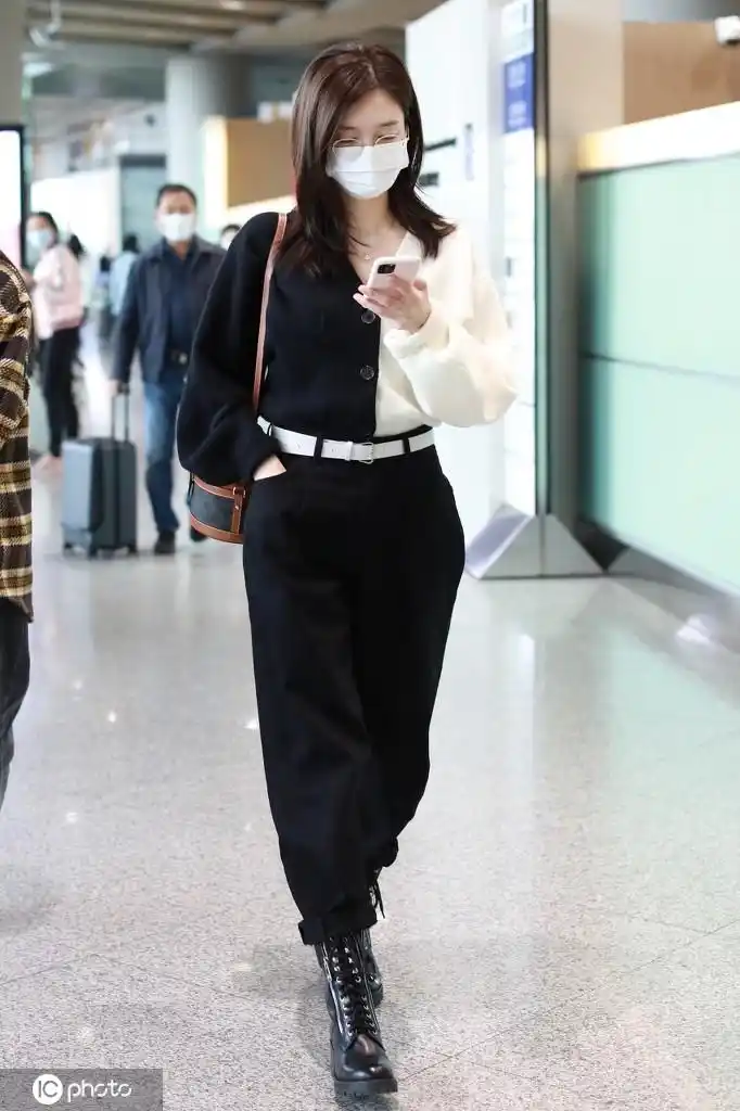 江疏影黑白色针织开衫 西裤,时尚简约