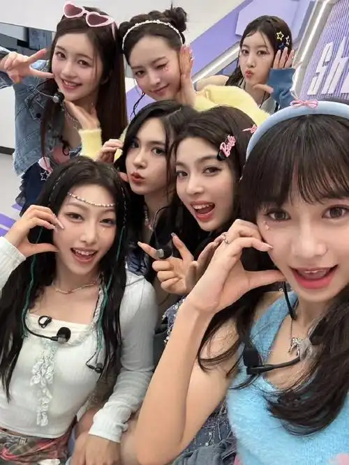 red火箭少女name合照##内娱女团团建