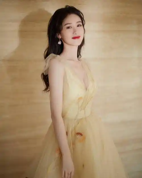 袁冰妍凌晨发文:我多想回到小时候,永远长不大,永远让您疼