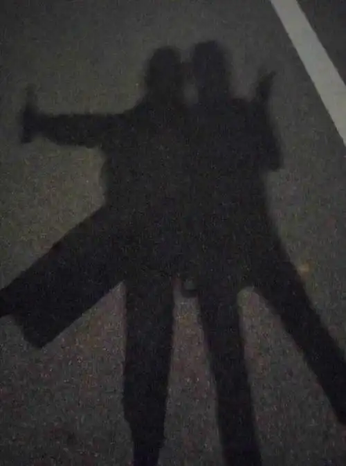 两个女孩的影子