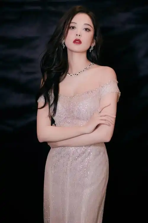 古力娜扎时尚的代名词,31岁的她绽放无限魅力,真是异常性感啊!