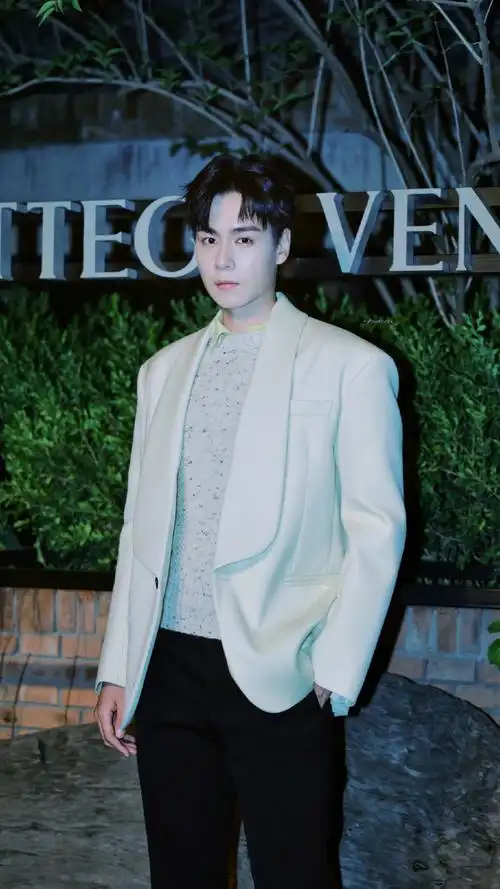 bv北京时装秀##胡一天洋甘菊色西装