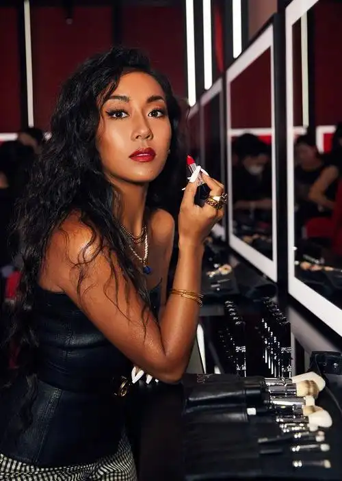 吉克隽逸黑得真高级!涂烈焰红唇搭皮衣展现不一样的美