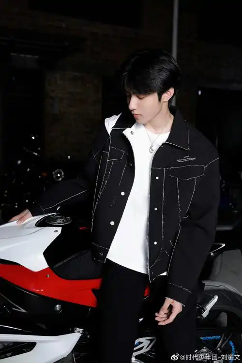 刘耀文摩托车