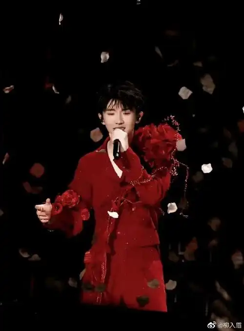 马嘉祺红衣造型##马嘉祺#马嘉祺身着红色套装歌唱,明艳亮眼.