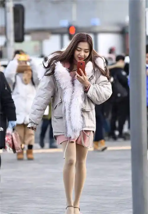 一字带细跟凉鞋,搭配浅灰色的厚丝袜,还穿着中短款羽绒服_美女_生活