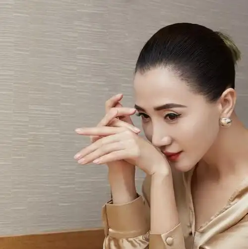 浅论娱乐圈人设问题从本质来讲阿朵与万茜并没有区别