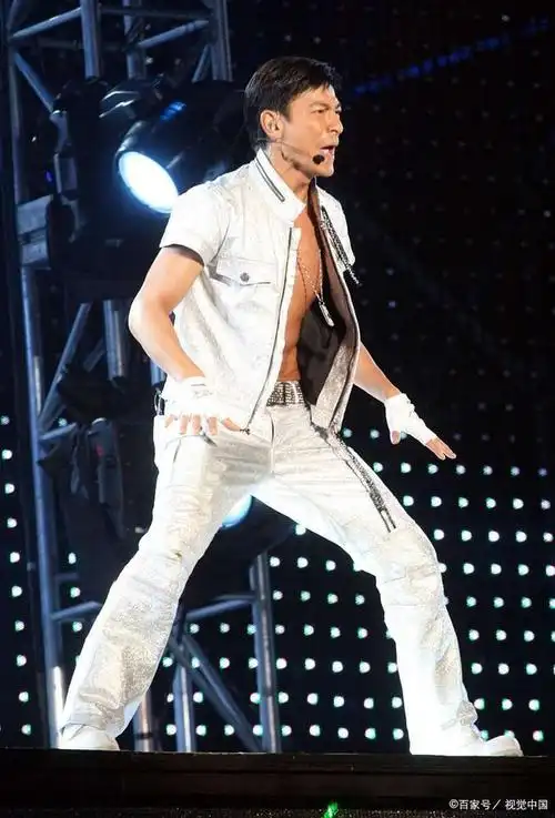 《爱你一万年》是刘德华于1993年发行的一张专辑,其中的同名歌曲也