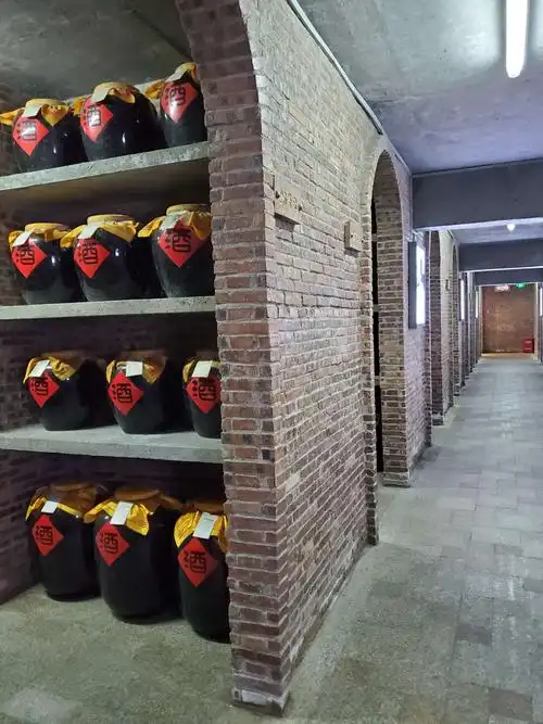 庄园主人精心打造的三座酒窖,珍藏着茅台,五粮液等等各种名贵的白