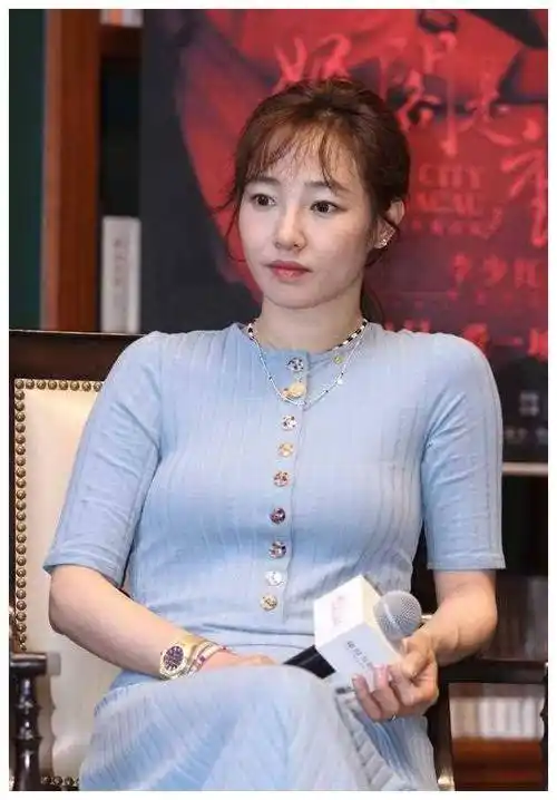 39岁白百何带儿子享受足球乐,儿子长发如女神,老公抱臂惊艳现场