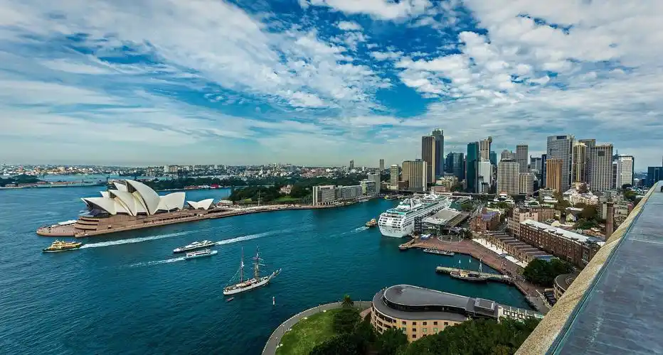 悉尼是澳大利亚第一大城市及澳大利亚新南威尔士州首府,同时它还是