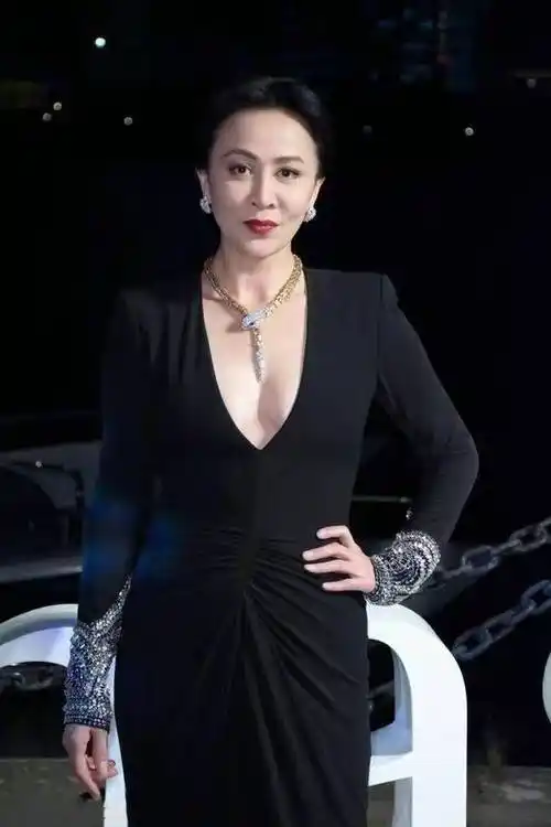 刘嘉玲惊艳亮相!"无痕裙"展现时光不败美人魅力_好身材_裙子_岁月