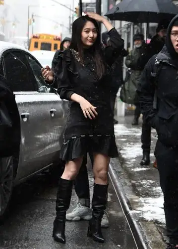 郑秀晶全黑造型亮相机场超级近照被曝光这才是25岁的模样