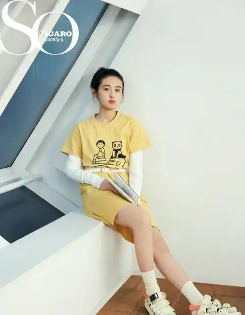 18岁张子枫喜提国际代言玩下衣失踪大秀漫画腿成00后实力小花