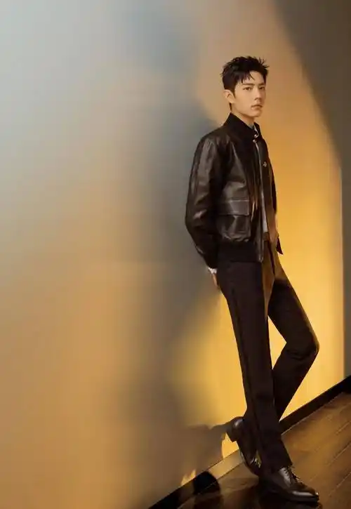 又一大波男明星皮衣穿搭合集来喽 帅气潇洒 时尚酷炫 每一个都喜欢