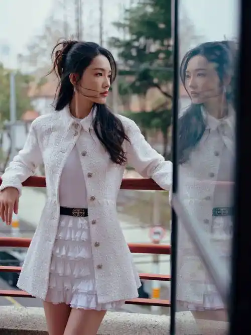 李沁穿纯白荷叶边连衣裙好美大方秀长腿身材优越