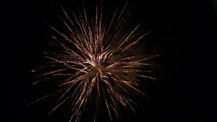 来自拖延症晚期的过年烟花图