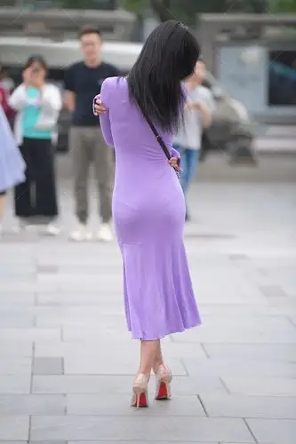 夏季紫色连衣裙,不挑肤色,黄皮肤女生上身又美又白