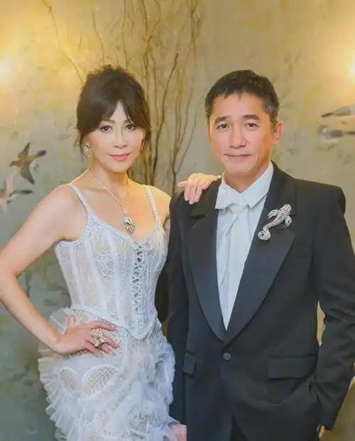 刘嘉玲高调晒王菲照片王菲紧靠梁朝伟似情侣54岁王菲状态太好