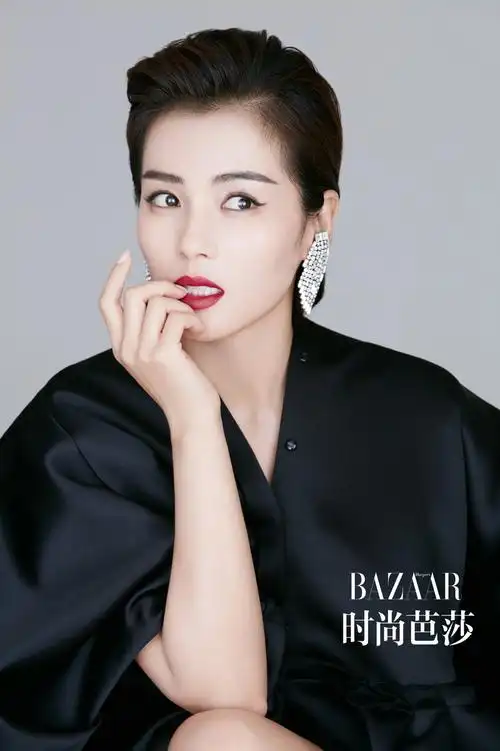 近日,刘涛曝光了一组时尚大片,烈焰红唇演绎别致"安迪红".